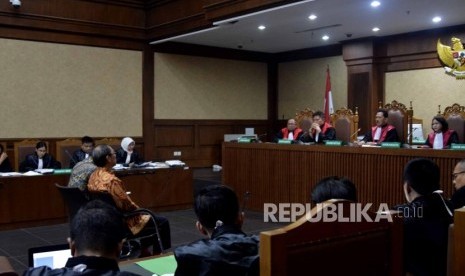 Terdakwa kasus tindak pidana korupsi KTP Elektronik, Irvanto Hendra Pambudi Cahyo dan Made Oka Masagung menjalani sidang perdana di  Pengadilan Tindak Pidana Korupsi, Jakarta, Senin (30/7).