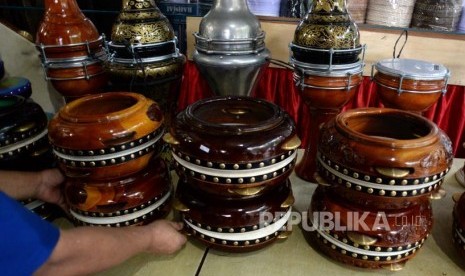 Sentra Penjualan Alat Musik Religi. Penjual merapikan aneka jenis hadrah dan rebana pada toko alat musik religi di kawasan Condet, Jakarta, Ahad (29/10).