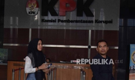 Istri dari tersangka Gubernur Aceh nonaktif, Irwandi Yusuf, Darwati A. Gani usai menjalani pemeriksaan di gedung Komisi Pemberantasan Korupsi (KPK), Jakarta, Selasa (31/7).