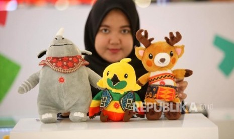 Petugas mempelihatkan suvenir Asian Games 2018 di Mall FX Senayan, Jakarta, Selasa (30/1).