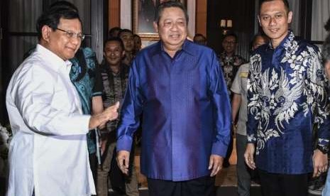 Ketua Umum Partai Demokrat Susilo Bambang Yudhoyono (tengah) didampingi putranya Agus Harimurti Yudhoyono (kanan) menerima kunjungan bakal calon Presiden Prabowo Subianto (kiri) di kediamannya di Kuningan, Jakarta, Rabu (12/9).