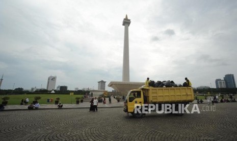 Kendaraan petugas kebersihan di Monumen Nasional, Jakarta. (Ilustrasi)