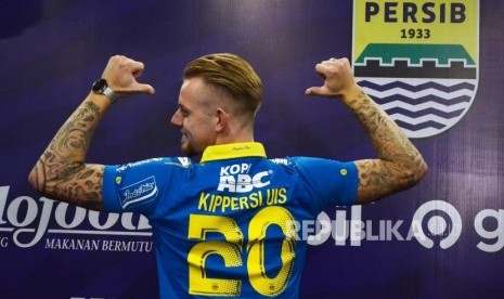 Pemain asing Persib anyar, Kevin van Kippersluis memperlihatkan nomor punggung saat diperkenalkan di Graha Persib Bandung, Jalan Sulanjana, Kota Bandung, Selasa (20/8).