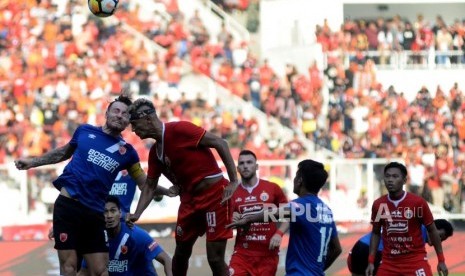 Pesepak bola Persija Jakarta Bruno Matos berusaha merebut bola dari para pemain PSM Makasar dalam pertandingan Final Piala Indonesia 2018 leg pertama di Stadion Utama Gelora Bung Karno, Jakarta, Ahad (21/7).