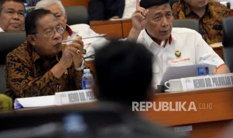 Menko Polhukam Wiranto bersama  Menko Perekonomian Darmin Nasution mengikuti rapat kerja dengan Badan Anggaran DPR di Kompleks Parlemen, Senayan, Jakarta, Rabu (5/9).