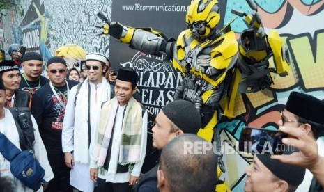 Ustadz Abdul Somad berfoto di Jalan Asia Afrika saat menuju Masjid Raya Jawa Barat, Alun-alun Kota Bandung, Jumat (30/3).