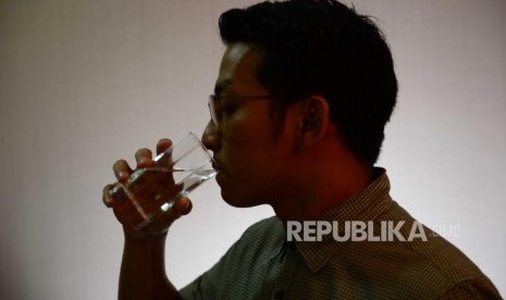 Ilustrasi minum air putih