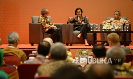 Menkeu Sri Mulyani bersama Menko Perekonomian Darmin Nasution menjadi narasumber dalam diskusi pada acara outlook perekonomian Indonesia 2019 di Jakarta, Selasa (8/1).