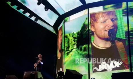 Penyanyi asal Inggris, Ed Sheraan saat tampil pada konser bertajuk Ed Sheeran Divide World Tour 2019 di Stadion Utama Gelora Bung Karno, Jakarta, Jumat (3/5).