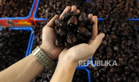 Pedagang memperlihatkan buah kurma di Pasar Tanah Abang, Jakarta, Kamis (3/5).