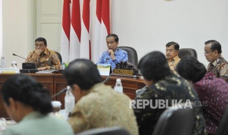 Presiden Joko Widodo bersama Wakil Presiden Jusuf Kalla memimpin rapat kabinet 