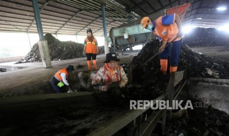 Sejumlah pekerja memilah sampah yang akan diolah dengan fasilitas mesin pengomposan di Tempat Pengelolaan Sampah Terpadu (TPST) Bantargebang, Bekasi, Jawa Barat, Rabu (21/3).