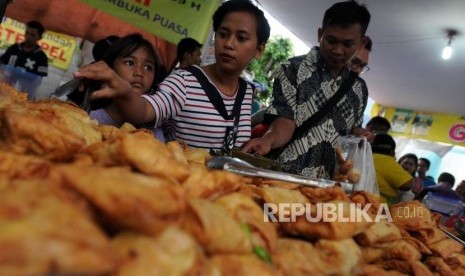 Warga membeli makanan untuk berbuka puasa di Pasar Takjil Benhil, Jakarta, Jumat (18/5).