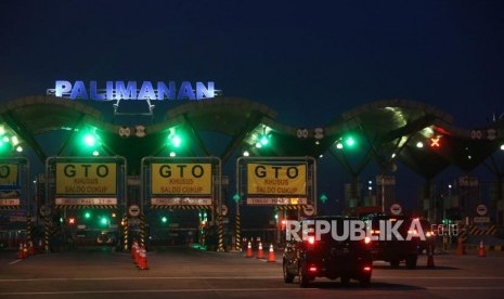 Sejumlah kendaraan melintas di Pintu masuk Tol Palimanan, Cirebon, Jawa Barat, Jumat (8/6).