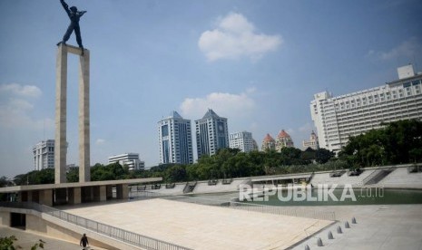 Pekerja beraktivitas di area Taman Lapangan Banteng, Jakarta.