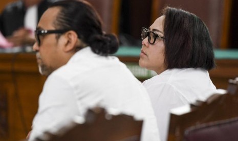 Dua terdakwa kasus dugaan penyalahgunaan narkotika, Tri Retno Prayudati atau Nunung (kanan) dan suaminya July Jan Sambiran (kiri) menjalani sidang dengan agenda pembacaan dakwaan di Pengadilan Negeri Jakarta Selatan, Jakarta, Rabu (2/10/2019).