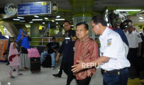 Wakil Presiden Jusuf Kalla (kiri) didampingi Direktur Utama PT KAI Edi Sukmoro (kanan) usai meninjau persiapan mudik Lebaran di Stasiun Gambir, Jakarta, Kamis (7/6).