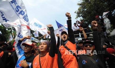 Demo. Puluhan ribu buruh dari berbagai daerah yang tergabung dari berbagai serikat pekerja di Indonesia melakukan unjuk rasa di depan Balaikota DKI Jakarta, Jumat(10/11). Aksi unjuk rasa ini bertujuan menolak upah murah dan meminta Gubernur DKI Jakarta Anies Baswedan untuk merevisi UMP DKI Jakarta.