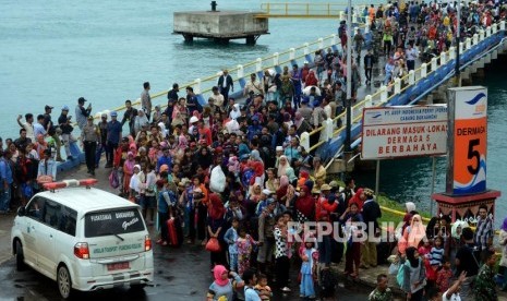 Sejumlah warga yang akan mengungsi saat tiba di Dermaga 5 Pelabuhan Bakauheni, Lampung Selatan, Rabu (26/12).