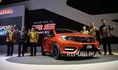 Honda RS Small Concept. (Dari kiri) Presdir PT Honda Prospect Motor (PT HPM) Takehiro Watanabe, bersama President of Honda R&D Asia Pacific Co., Ltd. Nobuyuku Aoyama, Direktur Business Plan Takayuki Uotani, Direktur Pemasaran dan Layanan Purna Jual Jonfis Fandy, Senior Vice President Benawati Abas dan Wakil Presdir Agus Budiman mengacungkan jempol saat memperkenalkan 'Honda RS Small Concept' pada pembukaan pameran otomotif Indonesia International Motor Show 2018 di JI Expo, Kemayoran, Jakarta, Kamis (19/4).