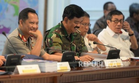 Penanggulangan dan Pencegahan Terorisme. Kapolri Tito Karnavian, Panglima TNI Hadi Tjahjanto, Menkominfo Rudiantara, dan Menkumham Yasonna Laoly (dari kiri) mengikuti rapat terbatas terkait Terorisme di Kantor Kepresidenan, Jakarta, Selasa (22/5).