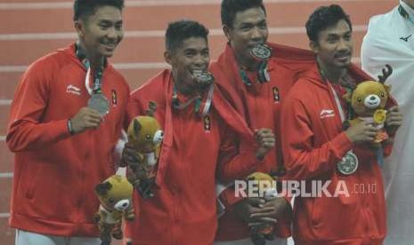 Tim lari estafet Indonesia mengikuti prosesi penyerahan medali cabang atletik nomor lari estafet 4x100 meter putra Asian Games 2018 di Stadion Gelora Bung Karno, Senayan, Jakarta, Kamis (30/8).