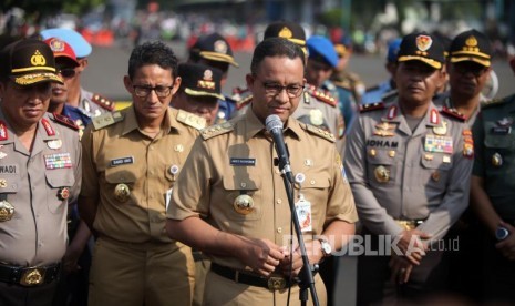 Gubernur DKI Jakarta Anies Baswedan bersama Wakil Gubernur DKI Jakarta Sandiaga Salahudin Uno dan Kapolda Metro Jaya Inspektur Jenderal Polisi Idham Azis memberikan keterangan kepada media seusai apel Mantap Praja Jaya 2017 di Polda Metro Jaya, Jakarta, Selasa (31/10).