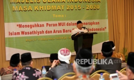 Ketua Majelis Ulama Indonesia (MUI) Maaruf Amin memberikan paparannya saat membuka Rapat Kerja Nasional (Rakernas) III Majelis Ulama Indonesia Masa Khidmat 2015-2020 di Bogor, Jawa Barat, Selasa (28/11).