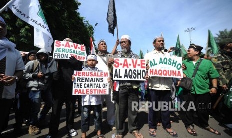 Sejumlah umat mulsim melakukan aksi damai di depan kantor Kedutaan Amerika Sertikat, Jakarta, Jumat (08/12).