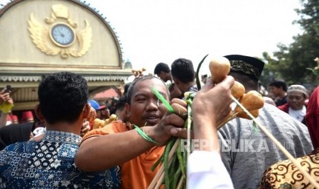 Grebeg Syawal. Warga berebut Gunungan Grebeg Syawal di Halaman Masjid Gedhe Kauman, Yogyakarta, Rabu (5/6/2019).