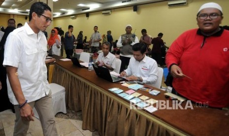 Wakil Gubernur DKI Jakarta Sandiaga Uno mengikuti donor darah pada acara Festival Republik 2017 di Masjid At- Tin, Jakarta, Ahad (31/12).