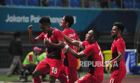 Sejumlah pesepakbola Timnas Indonesia melakukan selebrasi usai berhasil mencetak skor ke gawang Timnas Palestina pada babak penyisihan Grup A cabang sepak bola Asian Games 2018 di Stadion Patriot, Bekasi, Jawa Barat, Rabu (15/8).