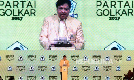 Ketua Umum Partai Golkar Airlangga Hartarto memberikan sambutan saat pembukaan Rapimnas Partai Golkar di Jakarta Convention Center, Senin (18/12).