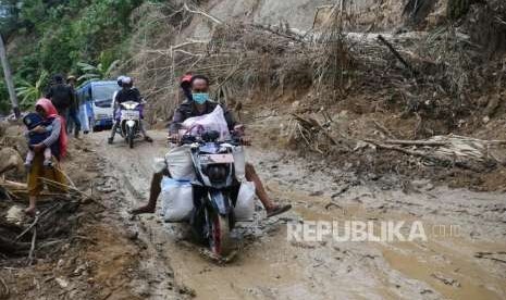 Sebuah sepeda motor melintas di ruas jalan Trans Kulawi Kecamatan Kulawi, Kabupaten Sigi, Sulawesi Tengah yang sempat terputus karena longsor, Rabu (10/10).