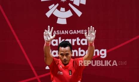 Lifter Indonesia  Triyatno  menyapa penonton usai gagal melakukan  angkatan saat bertanding di cabang angkat besi putra nomor  69  Kg Asian Games 2018 di Hall A Kemayoran, Jakarta, Rabu (22/8).