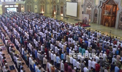 (Ilustrasi) Suasana umat muslim menunaikan salat Jumat perdana di bulan Ramadhan di Masjid Islamic Center, Jakarta, Jumat (18/5).