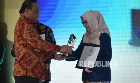 Menpan RB Syafruddin memberikan anugerah syariah republika kategori The Best Sharia Insurance kepada perwakilan UUS Allianz Life Indonesia pada acara Arugrah Syariah Republika di Jakarta, Kamis (8/11) malam.