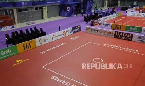 Persiapan Venue Sepak Takraw. Petugas menyelesaikan persiapan venue sepak takraw Asian Games 2018 di Ranau Stadium, Jakabaring Sport City, Palembang, Sabtu (18/8).