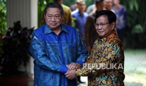 Ketua Umum Partai Gerindra Prabowo Subianto (kanan) berjabat tangan dengan Ketua Umum Partai Demokrat Susilo Bambang Yudhoyono (kiri) saat tiba di kediaman Prabowo, Jalan Kertanegara, Kebayoran Baru, Jakarta, Senin (30/7).