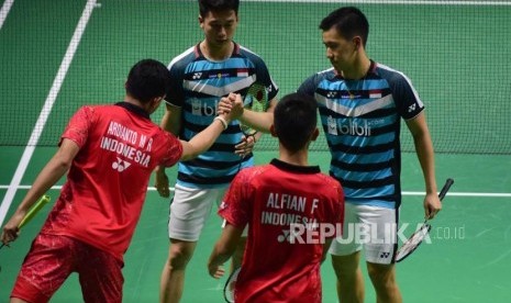 Pebulu tangkis ganda putra Indonesia Kevin Sanjaya dan Marcus Fernaldi bersalaman  bersama pebulu tangkis Indonesia   Fajar Alfian dan Rian Ardianto  dalam semifinal   Turnamen Bulu Tangkis Blibli Indonesian Open 2018 di Istora Senayan, Jakarta, sabtu (7/7).