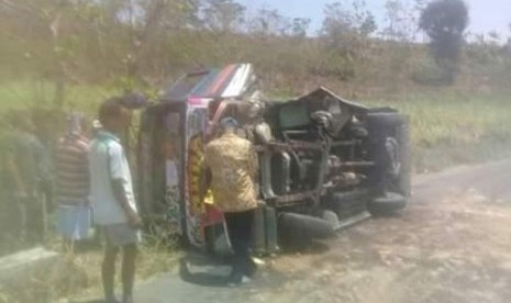   Kondisi bus pengangkut rombongan piknik masa jeda SDN Srawung 1 Gesi Sragen yang terguling di Jogorogo, Ngawi, Jatim, Senin (23/9). Foto/Istimewa