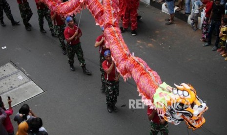 Peserta Cap Go Meh melakukan atraksi Liong saat mengikuti perayaan Cap Go Meh 2018 di Jalan Jatinegara, Jakarta, Ahad (4/3).