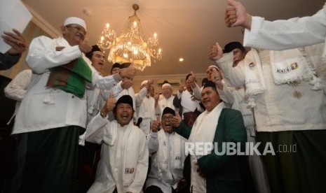 Calon Wakil Presiden Republik Indonesia no urut  satu, Maa'aruf Amin(tengah) bersama kiai-kiai saat berdeklasari  dalam silaturahim dan pertemuan dengan kiai-kiai se Jakarta Timur di kediaman K.H Ma'aruf Amin, Jakarta,Senin (11/05).