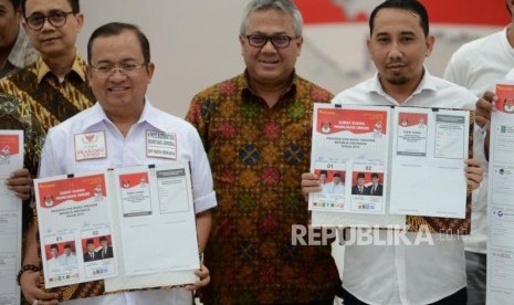 Ketua KPU Arief Budiman bersama tim pemenangan pasangan calon usai validasi dan persetujuan surat suara pemilihan Presiden dan Wakil Presiden Pemilu 2019 di Kantor KPU, Jakarta, Jumat (4/1).