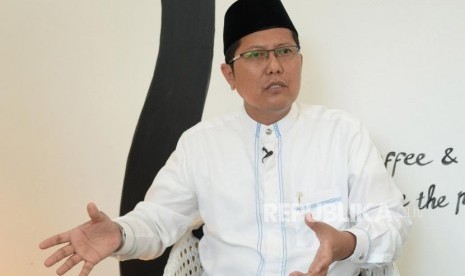 Ustaz Muhammad Cholil Nafis menjawab pertanyaan wartawan republika di Jakarta, Kamis (13/12).