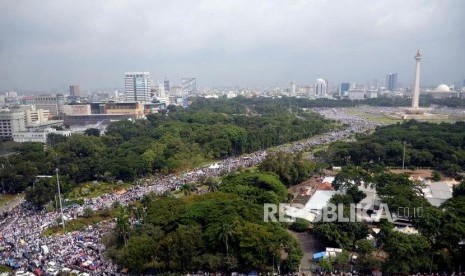 Massa memadati kawasan Monumen Nasional (Monas) saat Aksi Bela Palestina di Jakarta, Ahad (17/12).