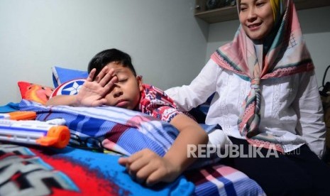 Kiat Anak Tetap Aktif selama Puasa Ramadhan. Foto:   Ilustrasi Membangunkan Anak untuk Sahur