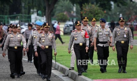 Kapolri Jenderal Tito Karnavian (kanan) bersama Kapolda Metro Jaya Irjen Pol Idham Azis (kiri) berjalan saat Apel Gelar Pasukan Operasi Kepolisian Terpusat Lilin 2017 di Monumen Nasional (Monas), Jakarta, Kamis (21/12).