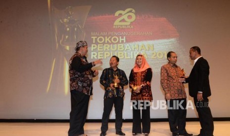 Takmir Masjid Jogokariyan Yogyakarta Ustaz Jazir ASP bersama Rektor Universitas Sorong Rustamadji, Ketua Wahid Foundation Yenny Wahid, Kepala Pusat Informasi dan Humas BNPB Sutopo Purwo Nugroho dan Ketua Hipmi Bahlil Lahadia usai Tokoh Perubahan 2018 di Gedung Djakarta Theater, Jakarta, Rabu (24/4).