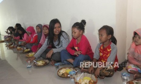 Sejumlah anak menunggu waktu buka puasa saat berbuka puasa bersama di Masjid Babah Alun, Jalan Papanggo, Tangjung Priok, Jakarta, Rabu (23/5).